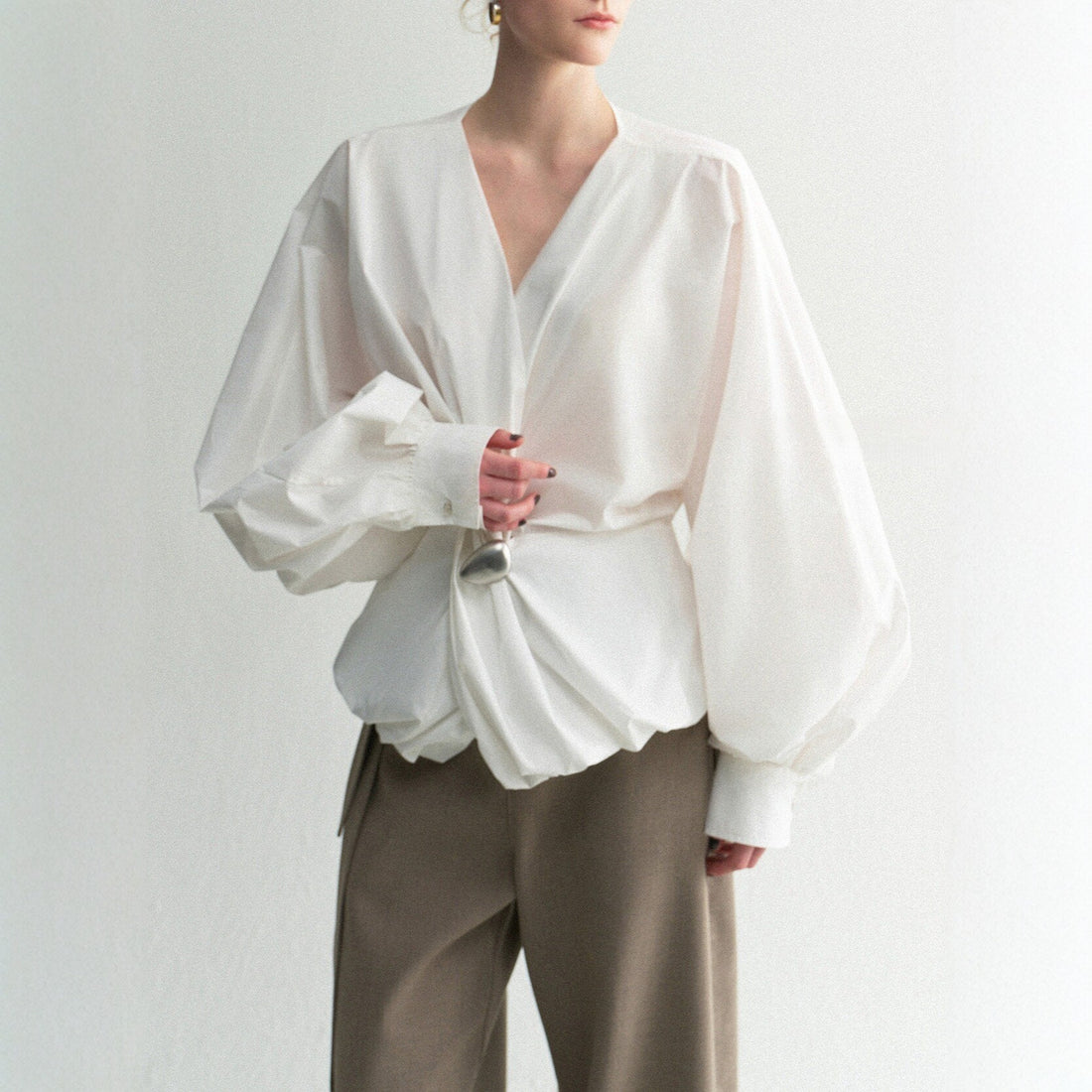 Blusa de primavera de mezcla de algodón con diseño de nudo asimétrico